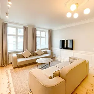 Big 4 Bedroom Apartment With Bathtub By Cph City Hall Square Copenaghen
